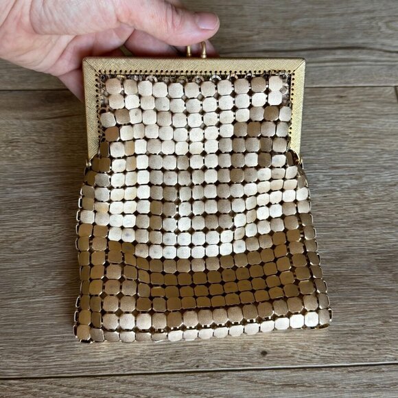 Vintage Cache Gold Chainmail Kiss Lock Shoulder Strap Evening Purse Clutch - Picture 3 of 12